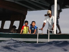 ダイバーが上がってくるのを待っています